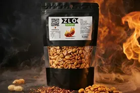 Ljuti kikiriki začinjen najljućom paprikom na svetu u crnoj kesici.